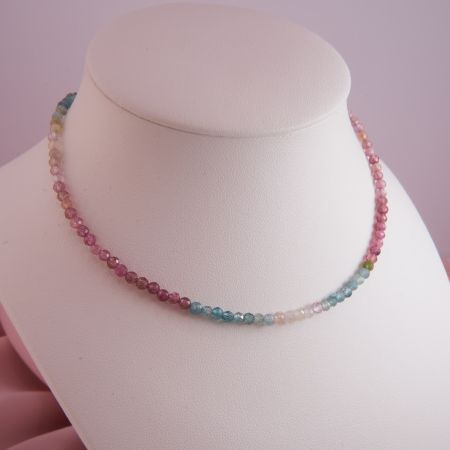 Turmalinkette Multicolor farbverlaufend und facettiert auf einer Schnmuckbüste präsentiert.